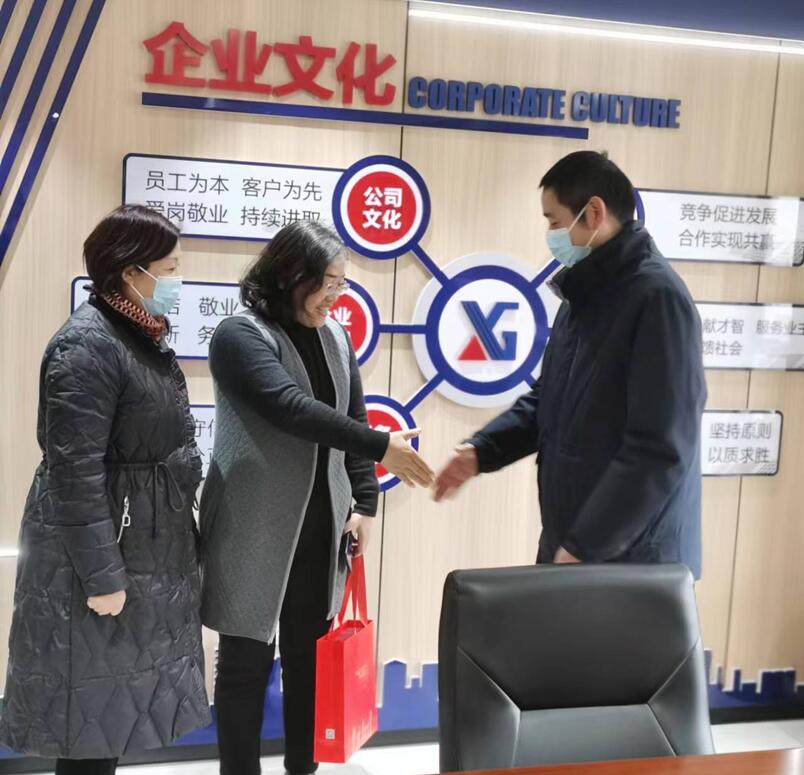 西湖区凉伞树社区万书记走访慰问兴赣监理公司