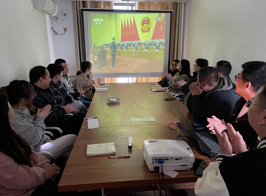 江西鑫华建组织公司员工观看两会