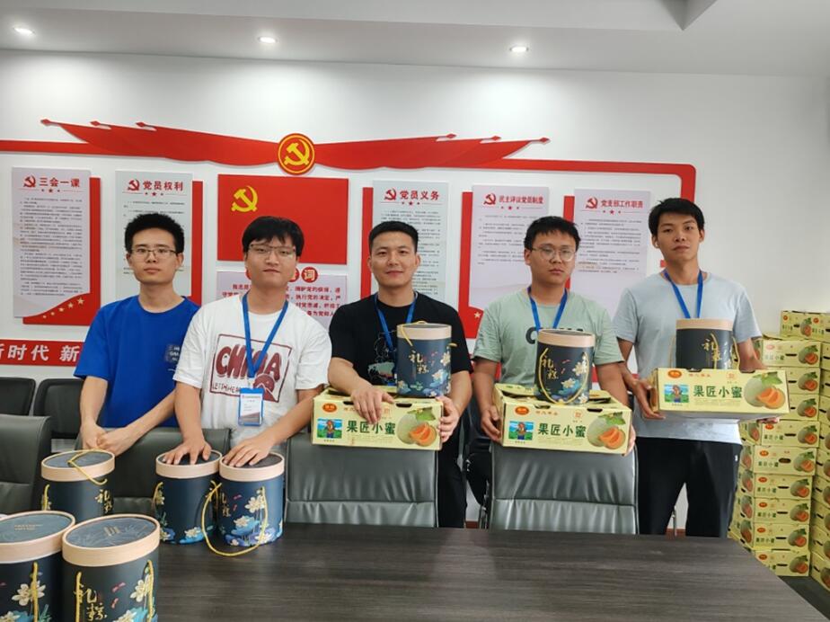 中邦通联项目管理集团组织员工发放端午节礼品