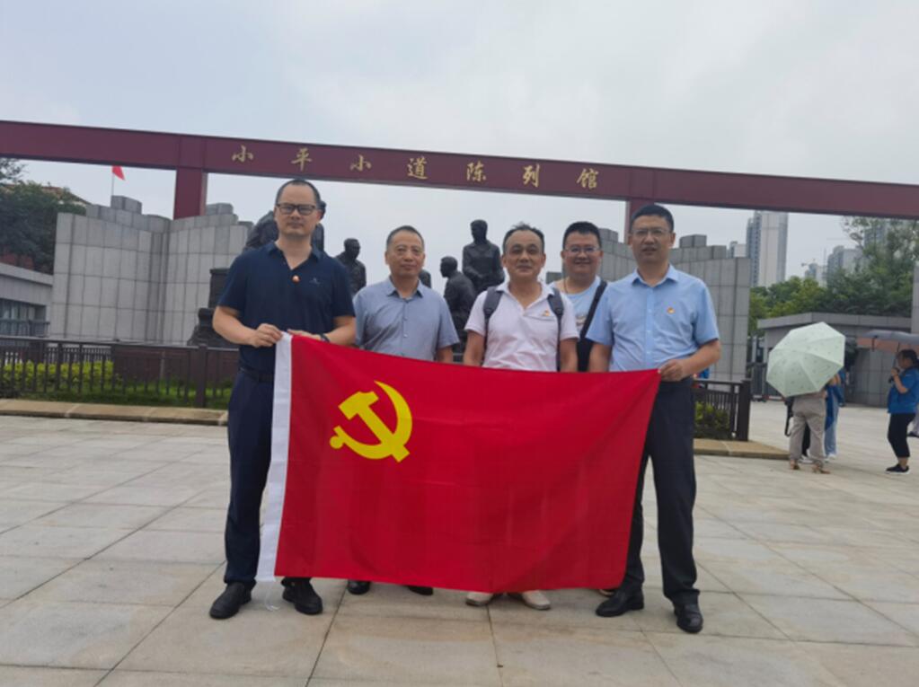 江西万隆中审公司组织参观小平小道陈列馆