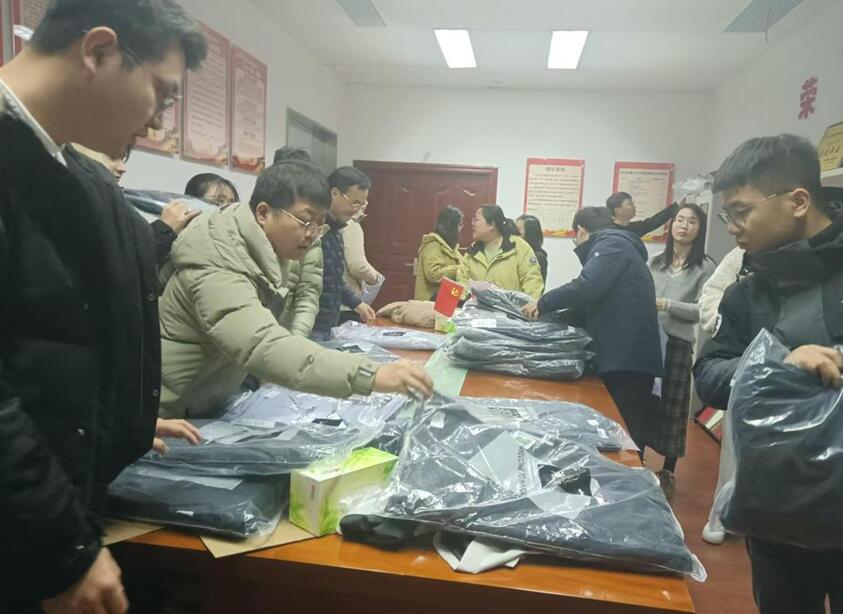 江西赣能公司为员工发放冬日服装